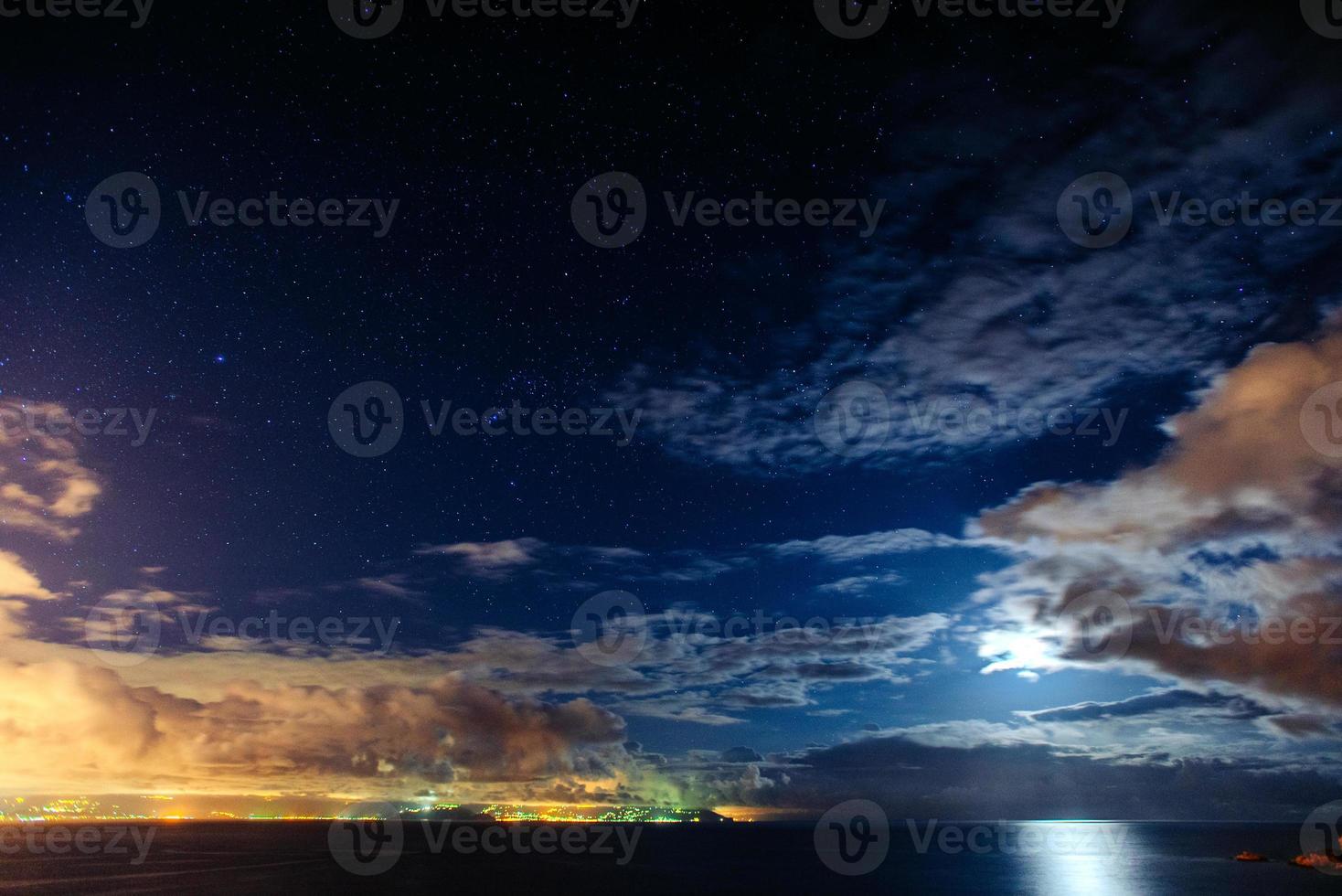 nächtlicher Sternenhimmel. wolkig foto