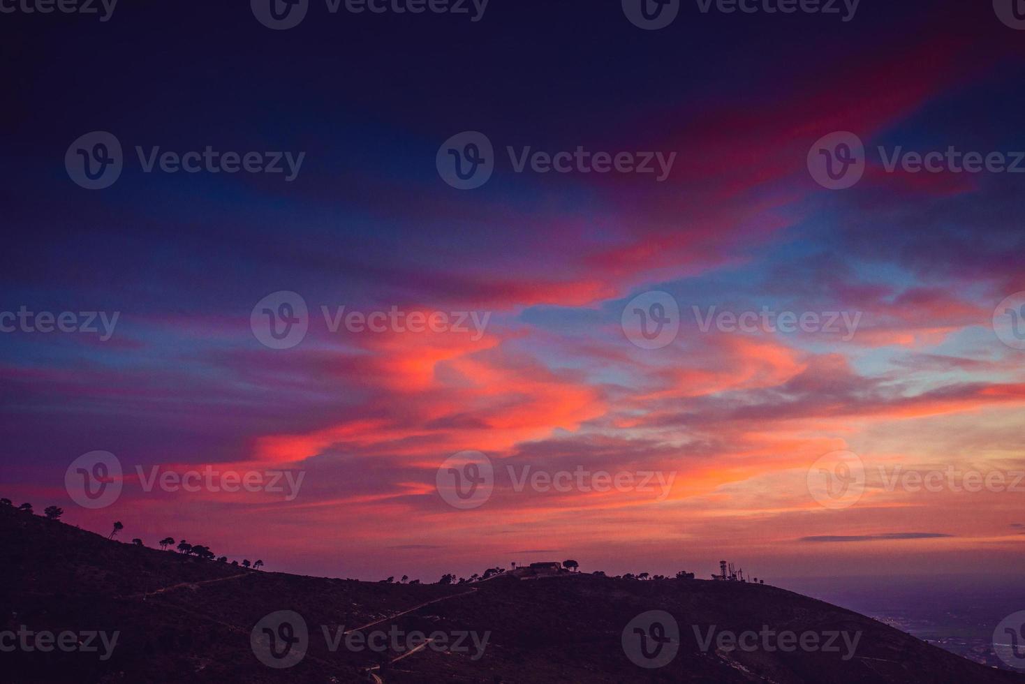 orangefarbener Himmel über dem blauen Meer foto