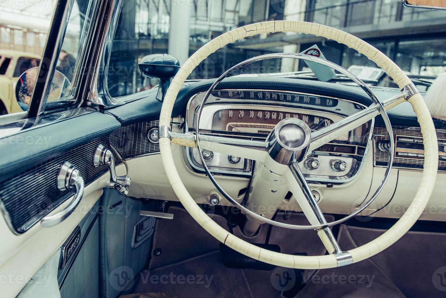 Retro-Interieur des alten Automobils foto