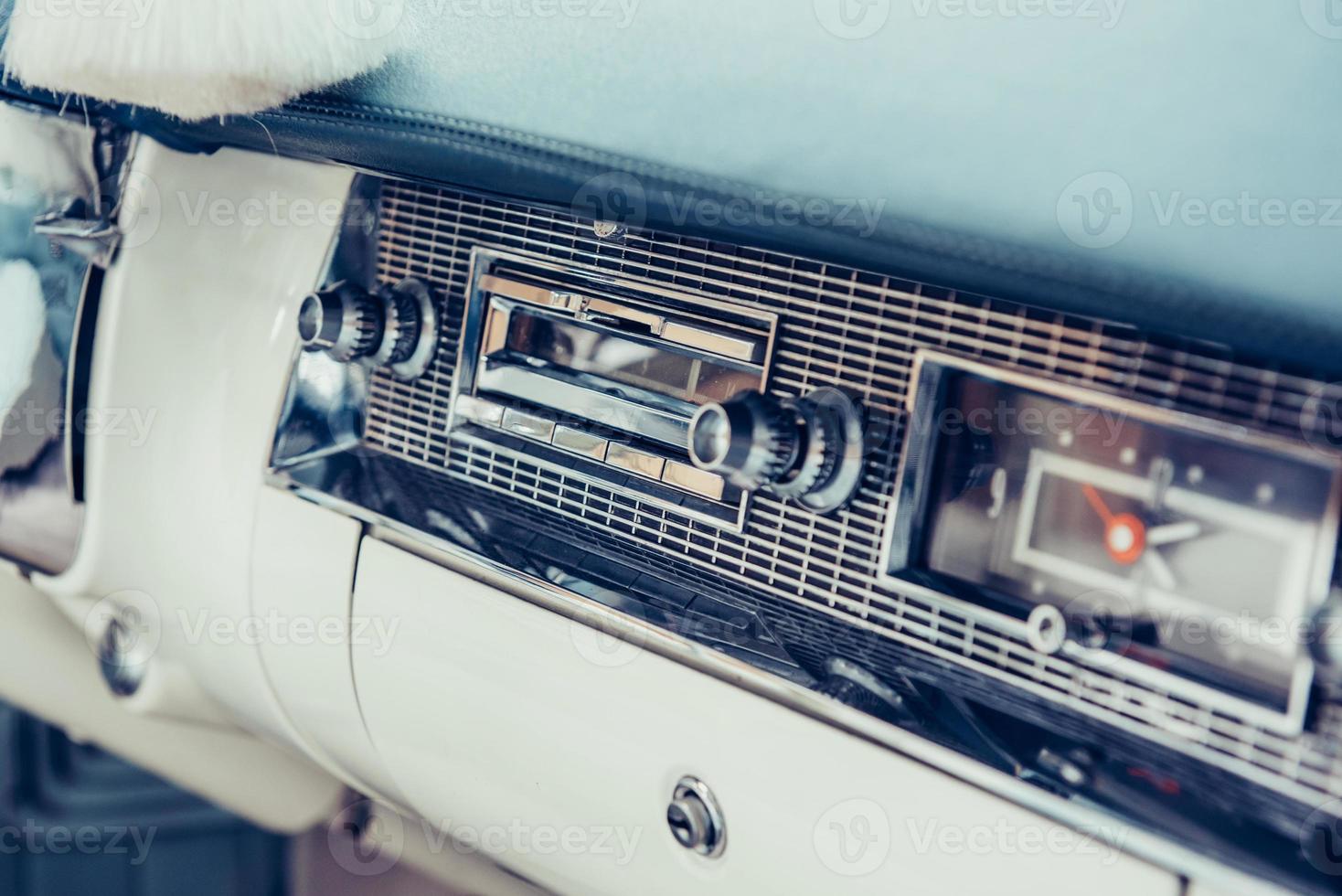 Radio im Armaturenbrett im Innenraum des alten Oldtimers foto