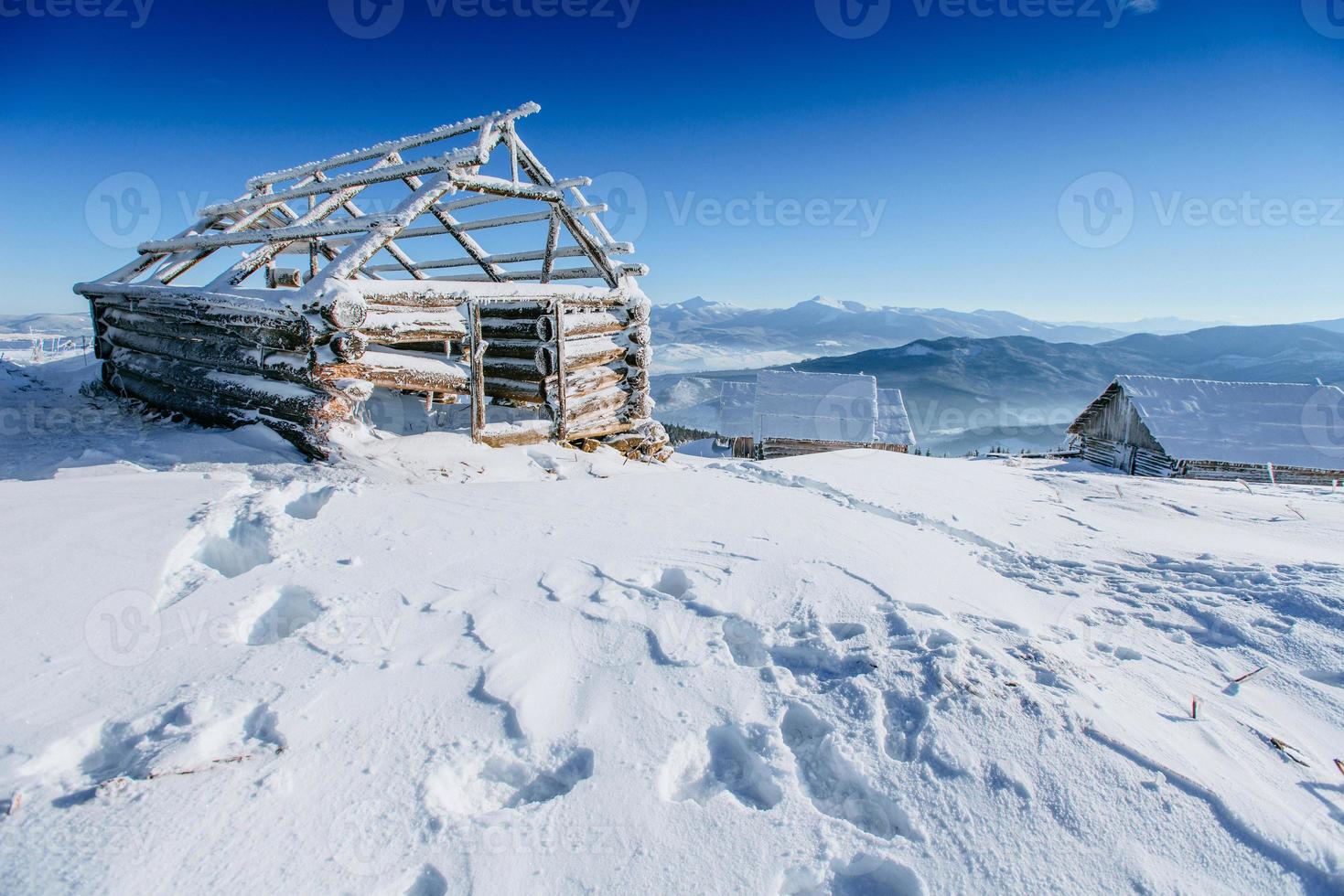 Hütte in den Bergen im Winter foto