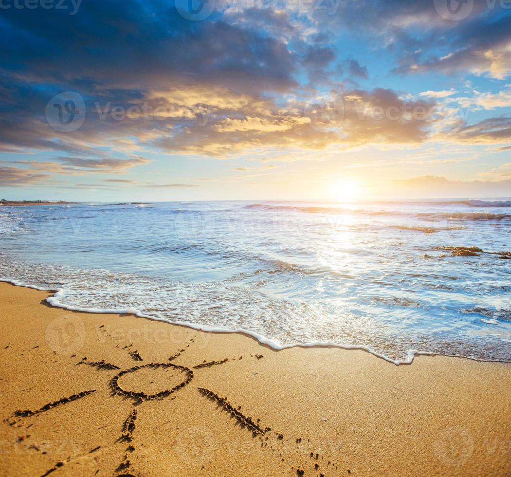 Sonnenuntergang am Strand. foto