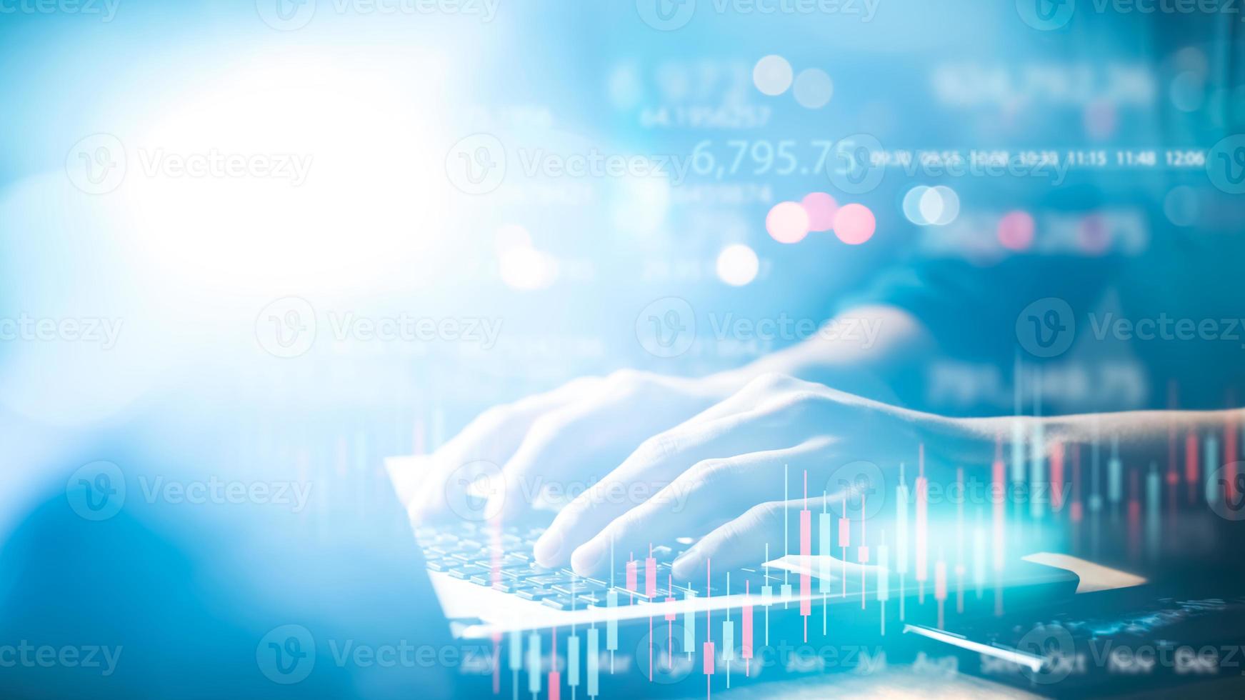 geschäftsmann, der in einem modernen büro arbeitet, technisches preisdiagramm und rote und grüne kerzendiagrammanzeige und computerbildschirmhintergrund für den aktienhandel, doppelbelichtungshändler analysieren daten. foto