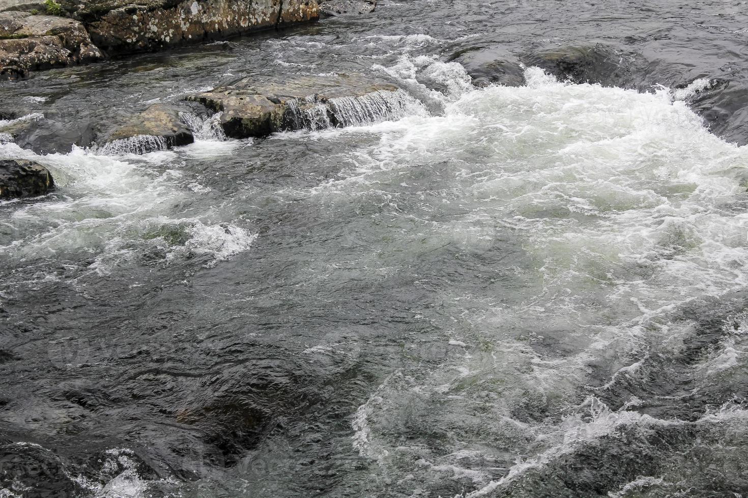 fließender schöner flusssee hemsila in hemsedal, norwegen. foto