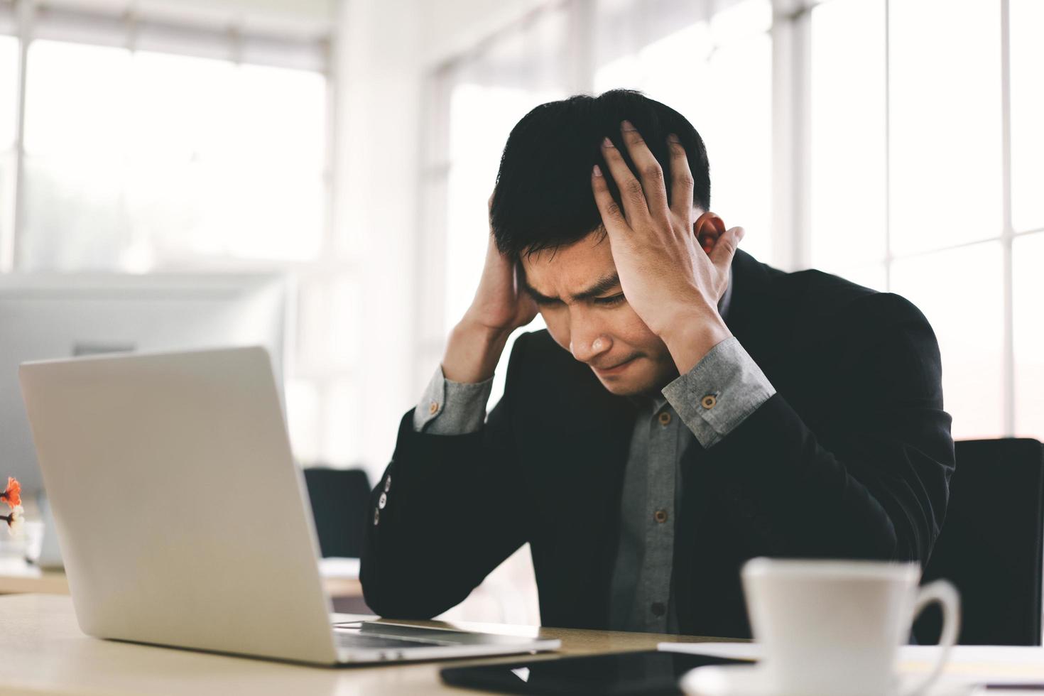 Stress des asiatischen Geschäftsmannes durch den Ausbruch des Koronavirus über die Weltfinanzen. foto