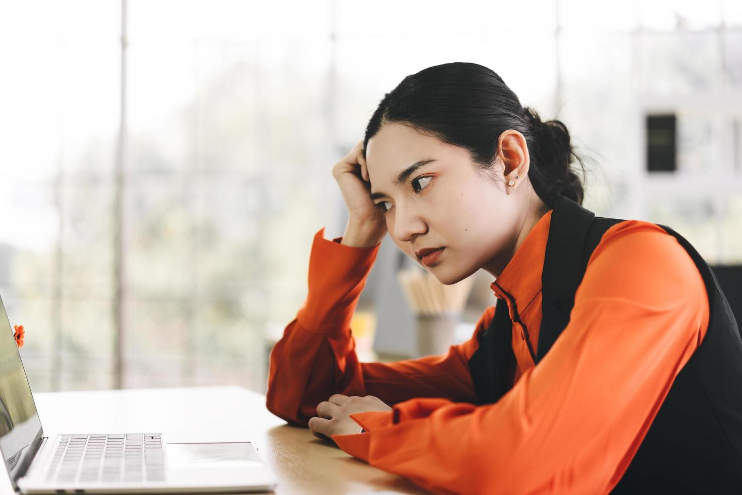 Stress der asiatischen Geschäftsfrau durch den Ausbruch des Covid-19-Virus über die Weltfinanzen. foto