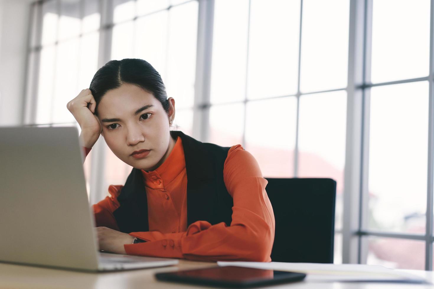 Stress der asiatischen Geschäftsfrau durch den Ausbruch des Covid-19-Virus über die Weltfinanzen. foto