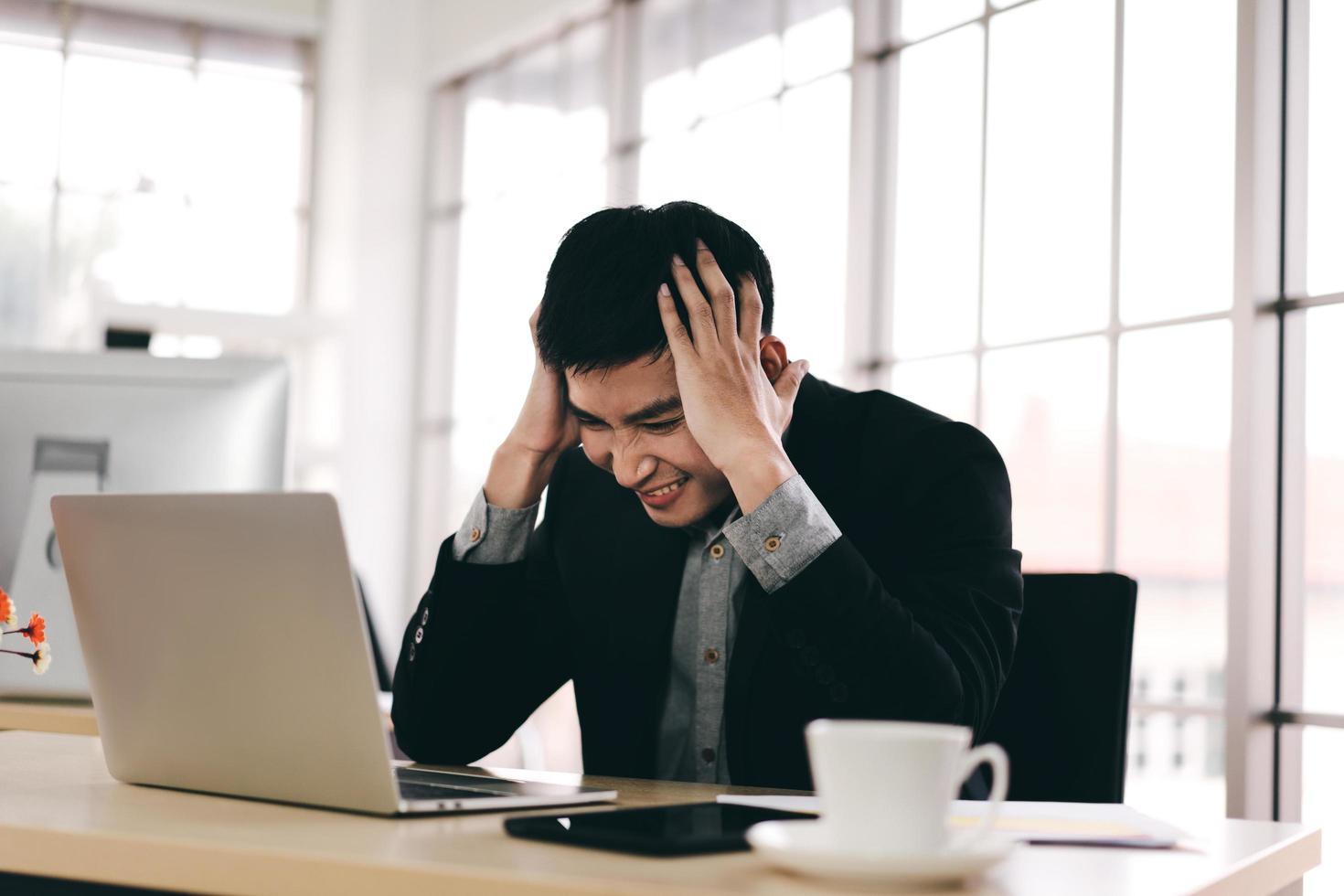 Stress des asiatischen Geschäftsmannes durch den Ausbruch des Koronavirus über die Weltfinanzen. foto