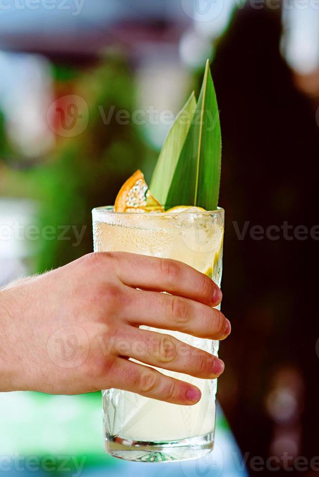 Limonade steht auf dem Tisch auf der Terrasse der Bar im Freien in der Innenstadt foto