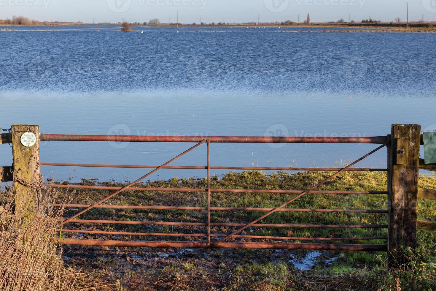 Überflutetes Land in der Nähe von Ely nach starkem Regen foto