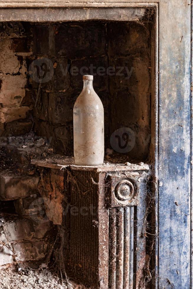 Staub bedeckte alte Flasche in einem heruntergekommenen Gebäude in Cambridgeshire foto