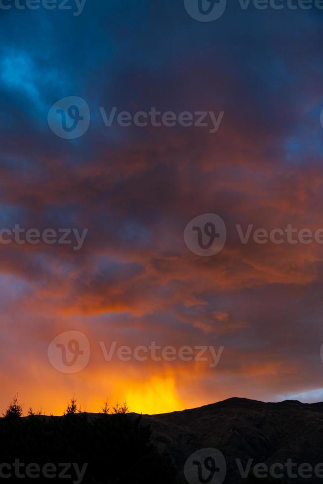 feuriger sonnenuntergang bei wanaka in neuseeland foto