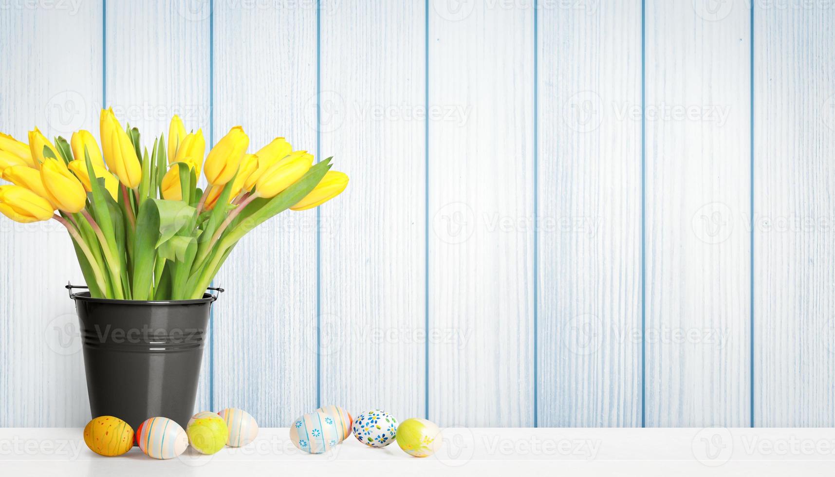 schöner osterhintergrund mit bunten tulpen und ostereiern. foto