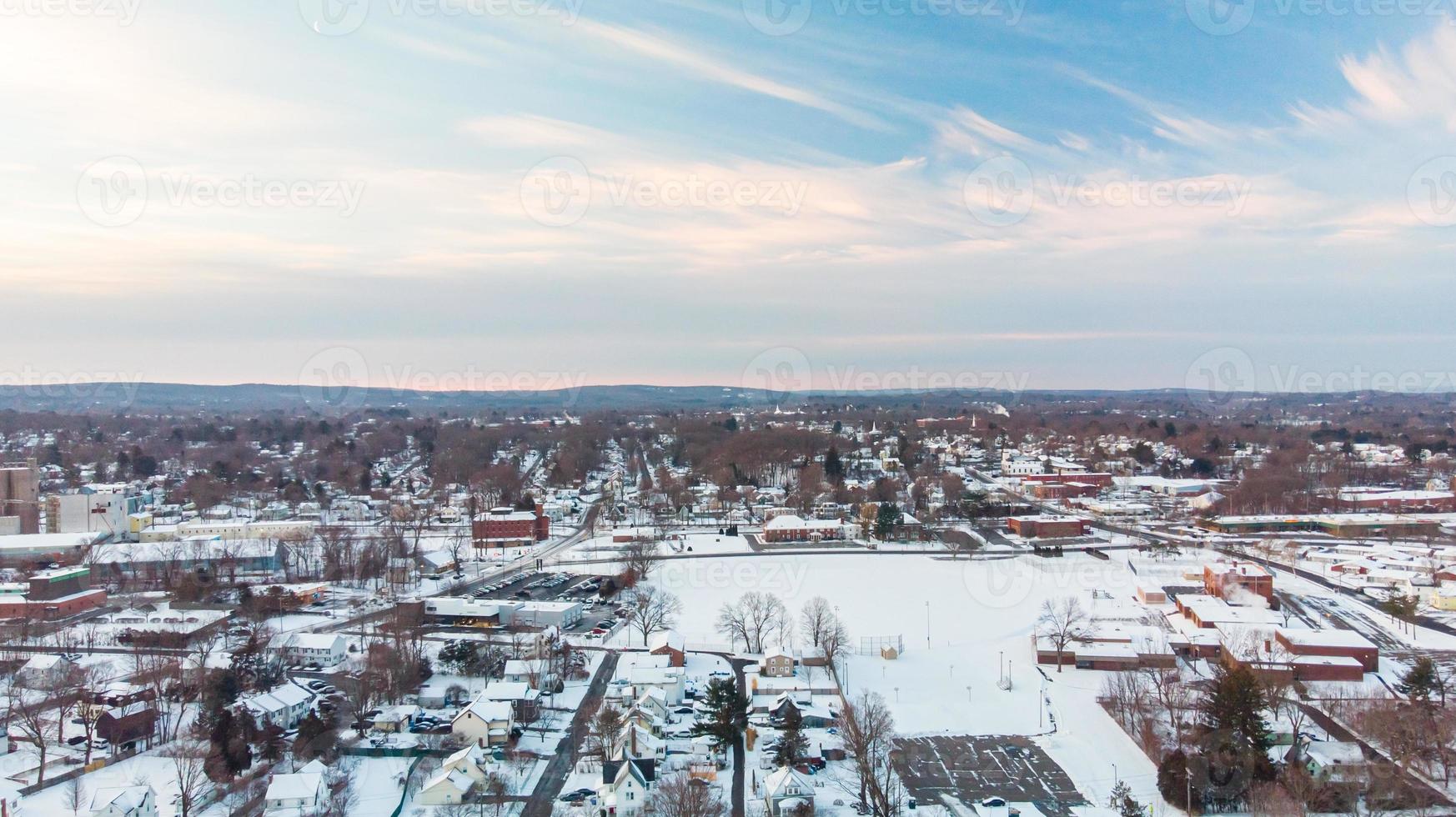 Blick auf die Stadt nach einem Wintersturm mit Schnee bedeckt foto