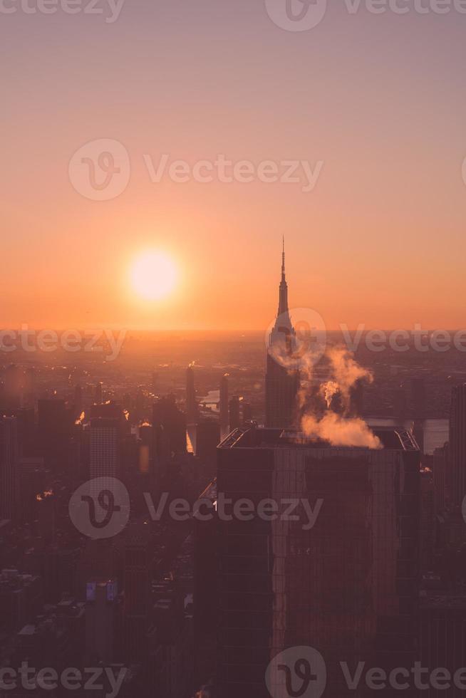 die Silhouettenansicht des Empire State während eines Sonnenaufgangs foto