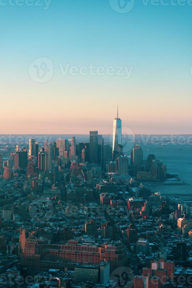 der Eine-Welt-Turm, auf den ein Sonnenaufgang fällt foto