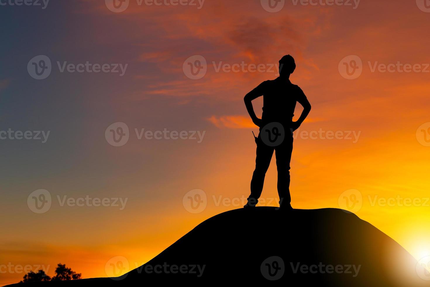 Silhouette des Ingenieurs Mann mit Beschneidungspfad auf einem Berggipfel Sonnenuntergang Abendhimmel Hintergrund foto