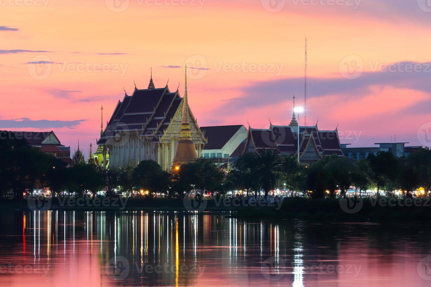 wat in dieser nacht stadt khon kaen thailand foto