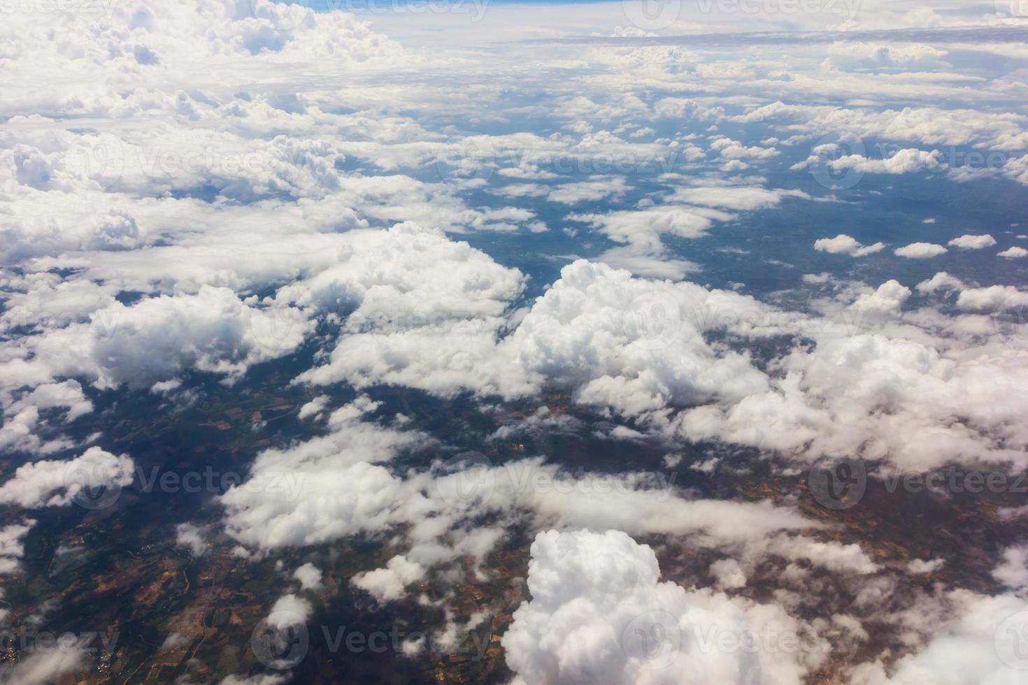 blauer Himmel mit Wolken im Flugzeug foto