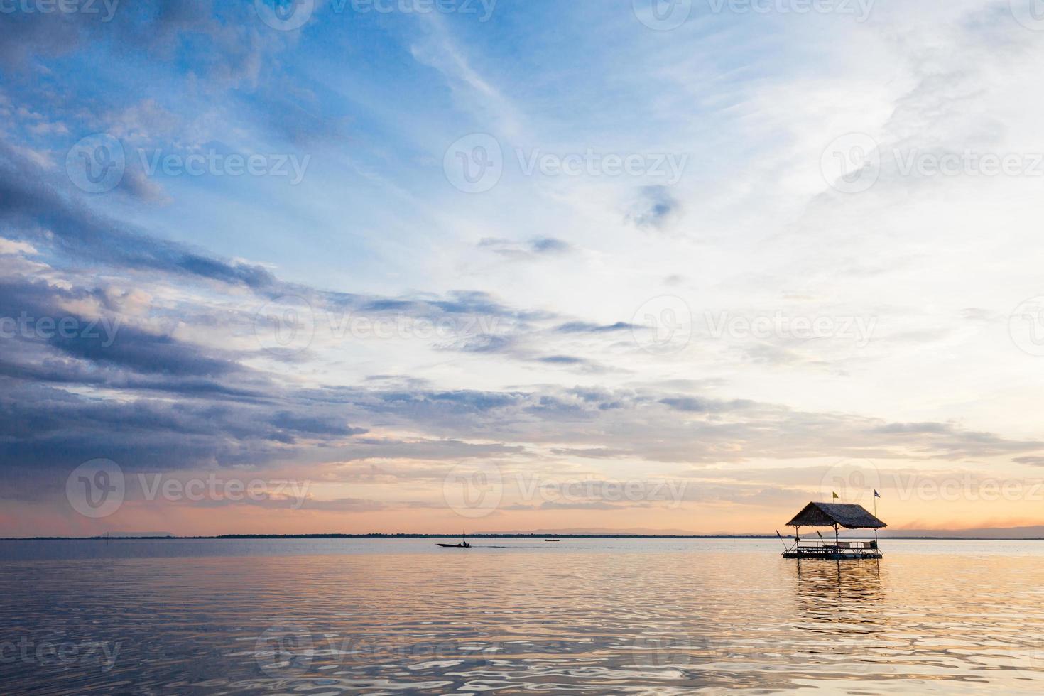 Ponton, der im Wasser schwimmt foto