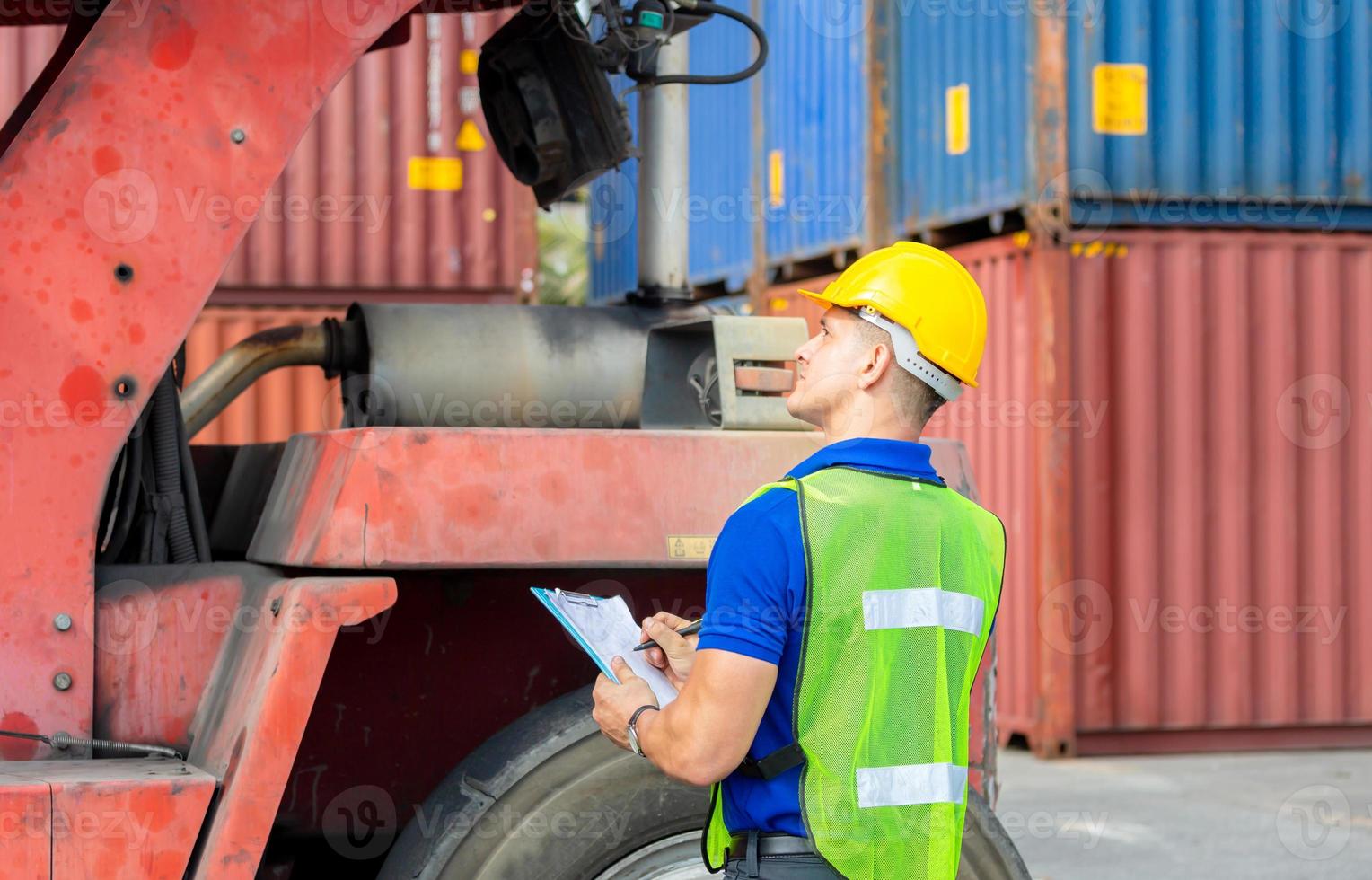 professioneller techniker prüft gabelstapler bei containerladung vor, sicherheitskonzept foto