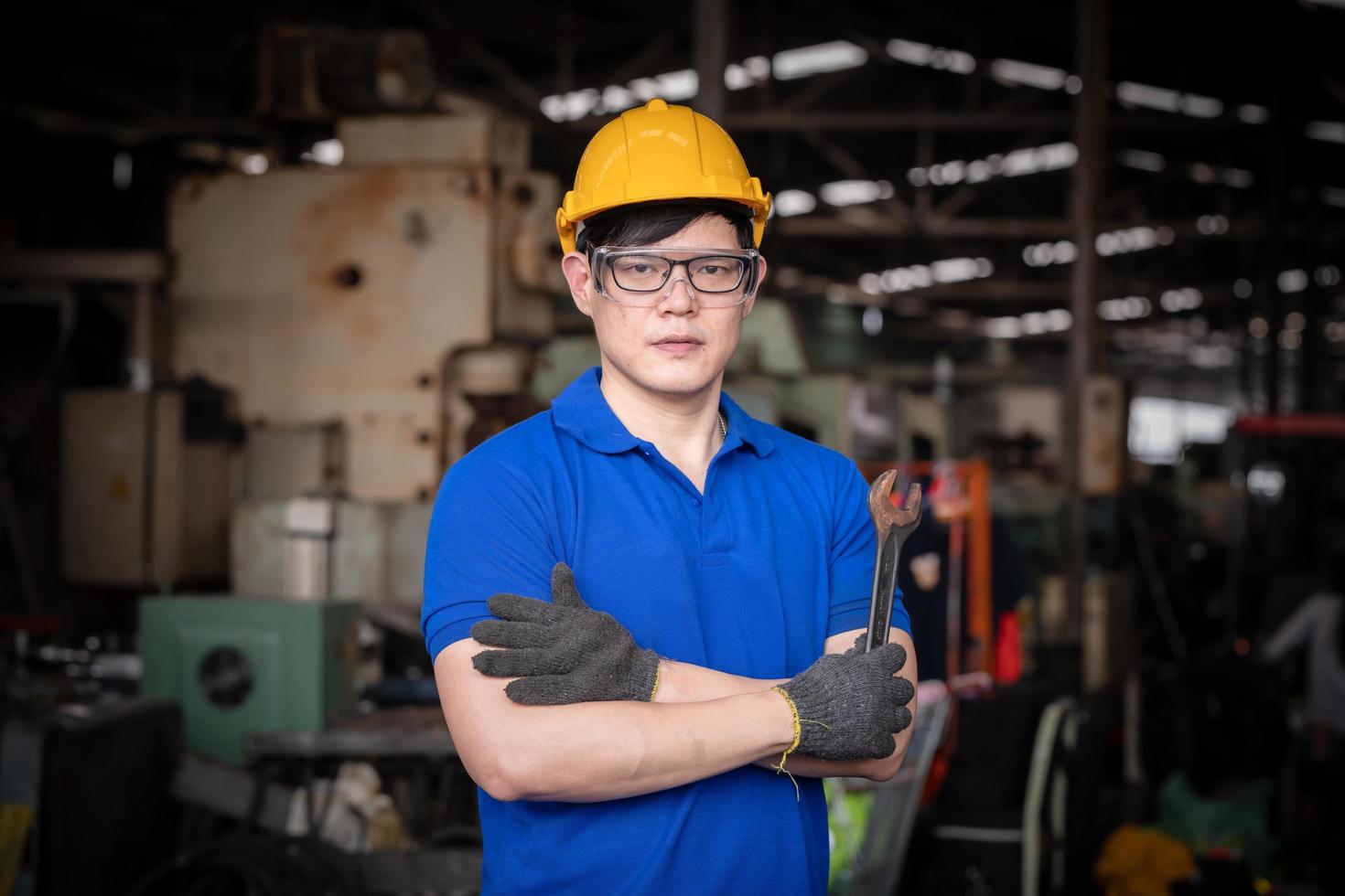 industrietechnik tragen sicherheit einheitliche steuerung betrieb computergesteuerte drehmaschine schleifmaschine arbeiten in der industriefabrik. foto