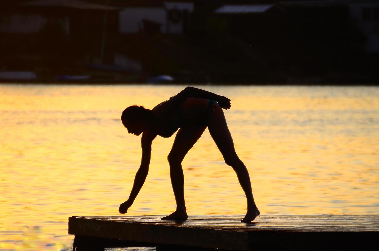 Frau im Bikini am See foto