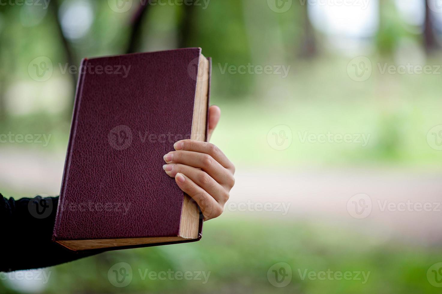 handbilder und buchbildungskonzept mit kopierraum foto