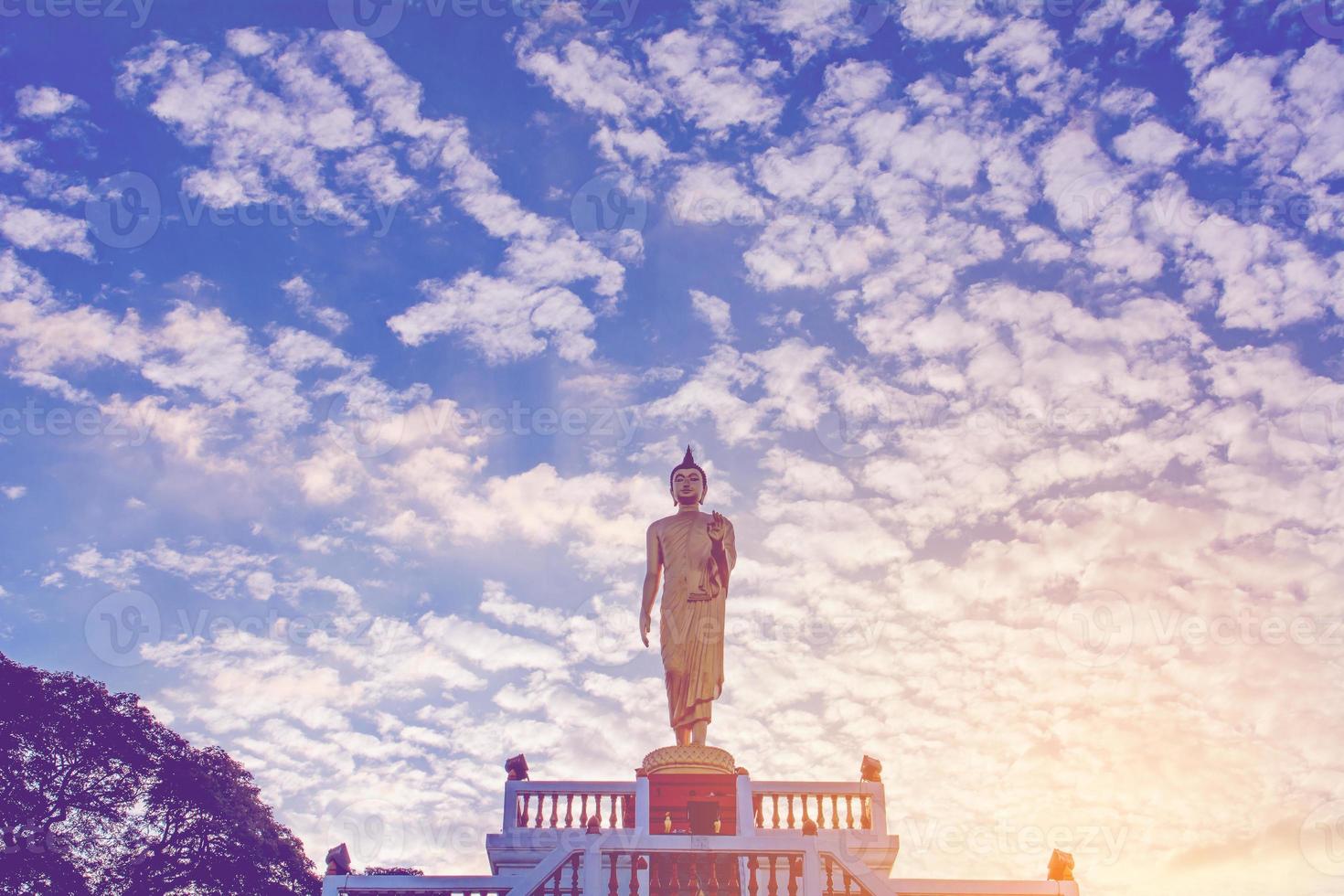 stehendes Buddha-Bild und der blaue Himmel, religiöse Konzepte foto