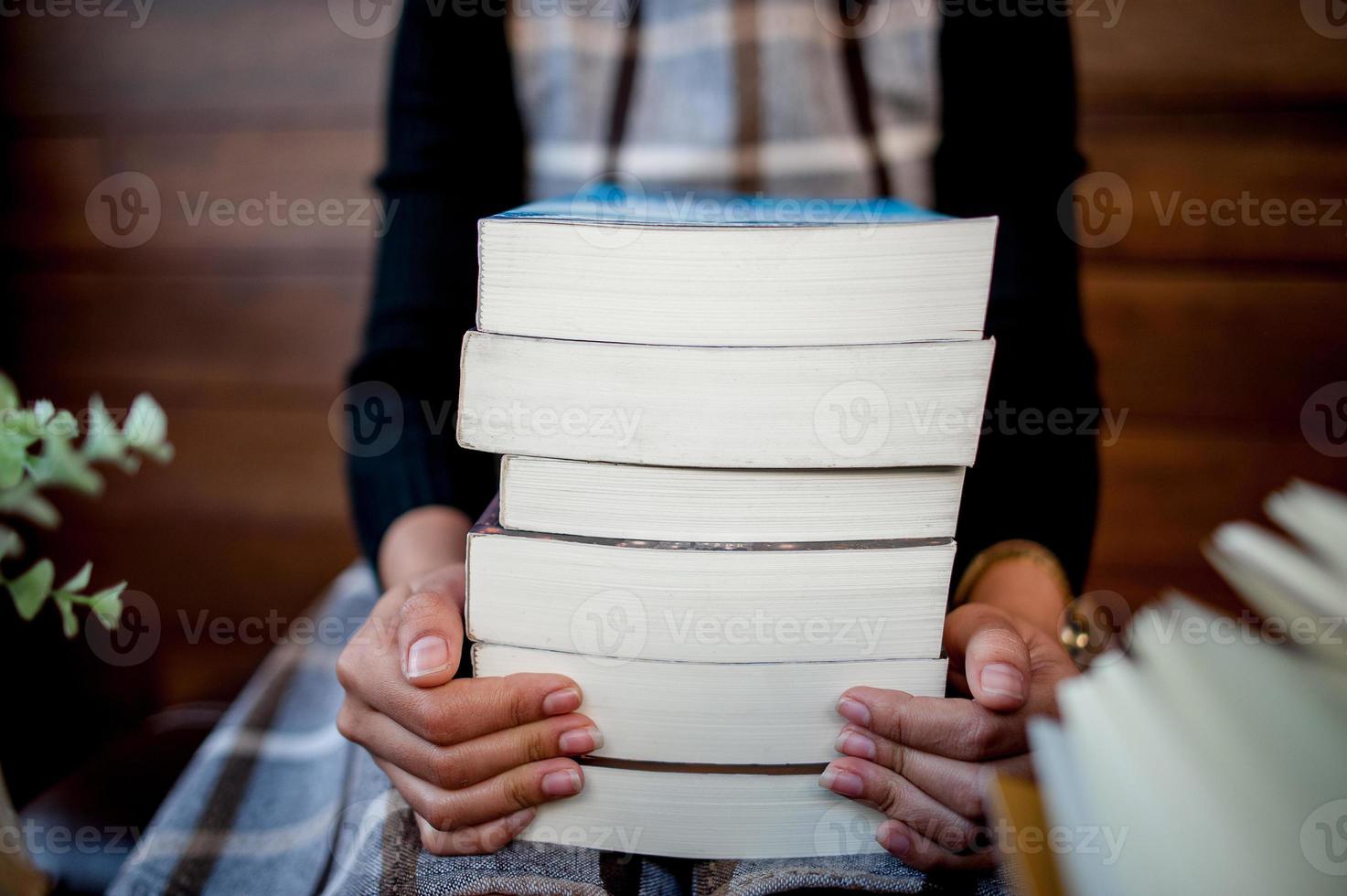 hand und buch junger frauen lesen bücher für bildungsbildungskonzept foto