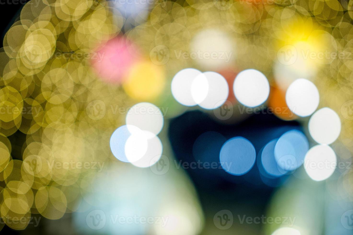 bunte lichter am neujahrstag, bokeh-kreislichter, hintergrundbild mit kopienraum. foto