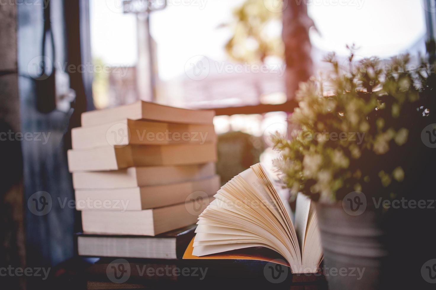 hand und buch junger frauen lesen bücher für bildungsbildungskonzept foto