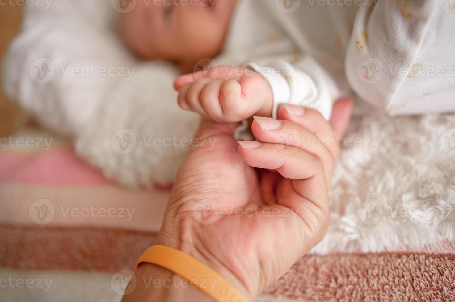 süßes Baby in einem Schlafzimmer mit weißem Licht Neugeborenes Baby ist süß. in Bettwäsche für Kinder geboren - Bilder foto