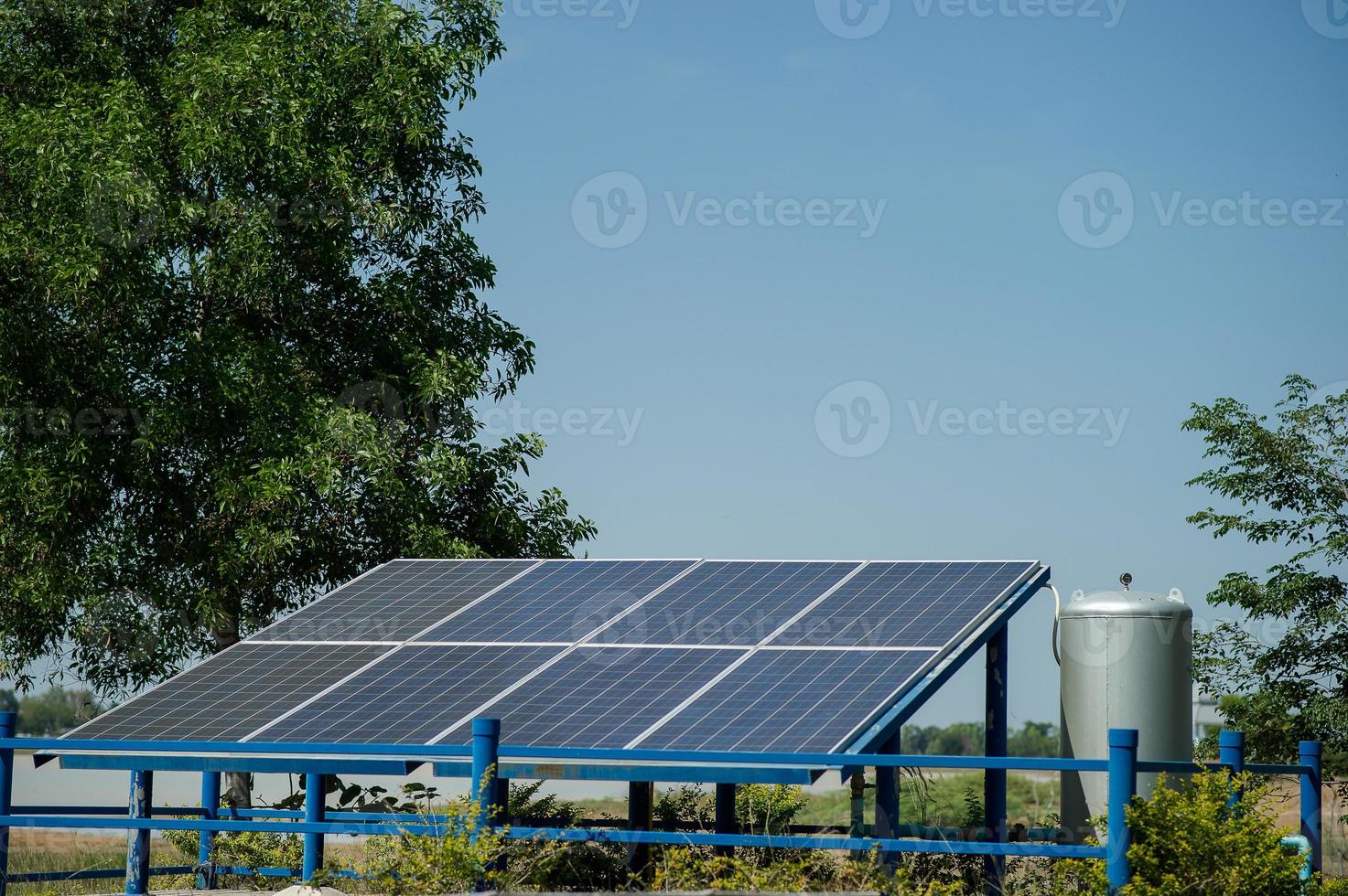 Solarzellen wandeln Sonnenenergie von der Sonne in Energie um. solarzellenkonzept mit kopierraum foto