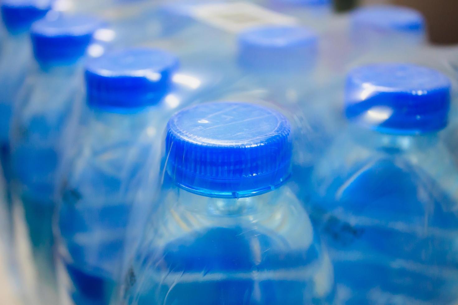 Wasserflaschen in Plastikverpackung foto