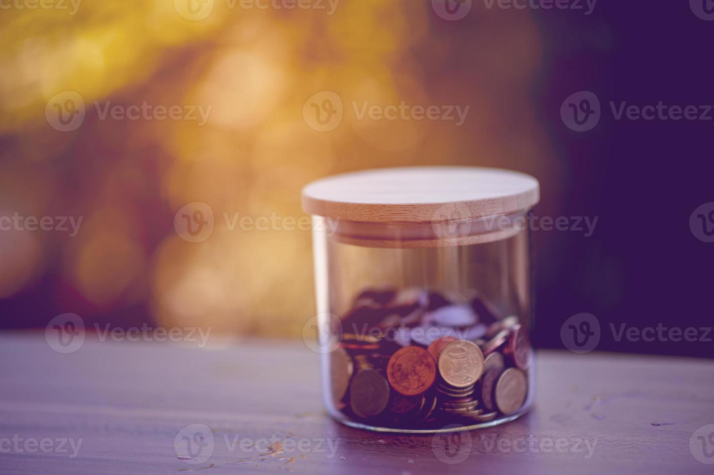 bild des münzenwertkonzepts zum sparen von geld für zukünftige freunde mit kopierraum foto