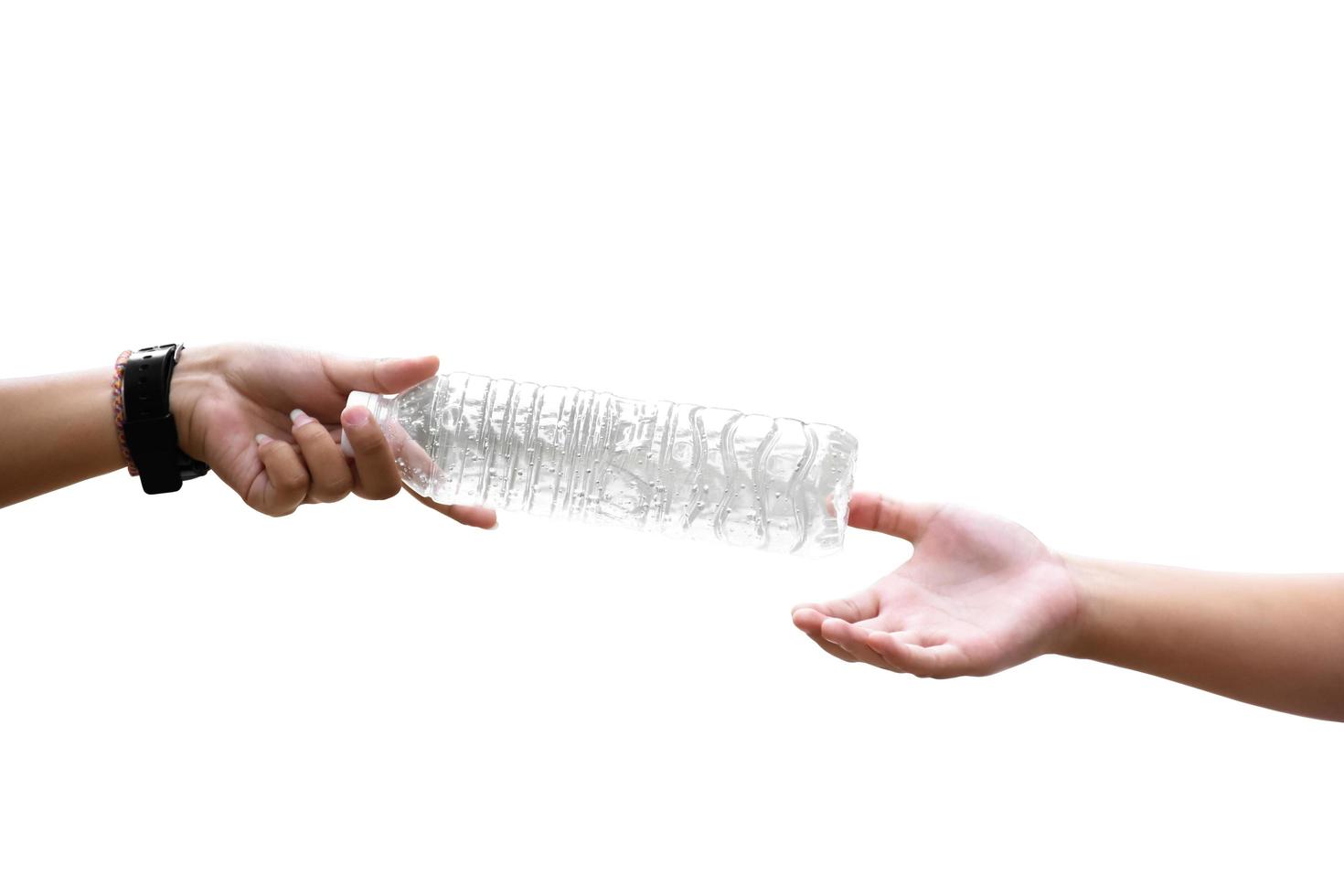 Isolierte zwei Hände von Menschen, die die leere Plastiktrinkwasserflasche mit Beschneidungspfaden senden und empfangen. Konzept zur Verringerung der Verwendung von Plastikflaschen, um die Umwelt zu schonen. foto