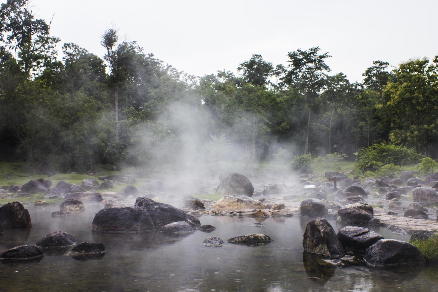 heiße quelle im jaesorn nationalpark, thailand foto