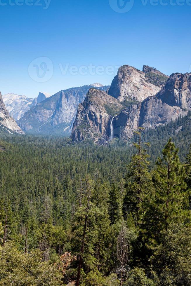 Bewaldetes Tal in Yosemite an einem Sommertag foto