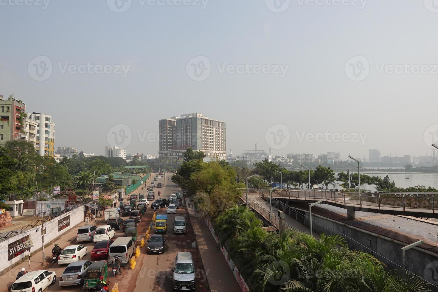 dhaka bangladesch 24. mai 2021. menschen und verkehr bewegen sich überfüllt foto