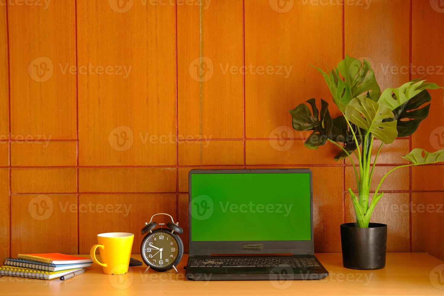 Laptop mit leerem Bildschirm auf dem Schreibtisch. foto