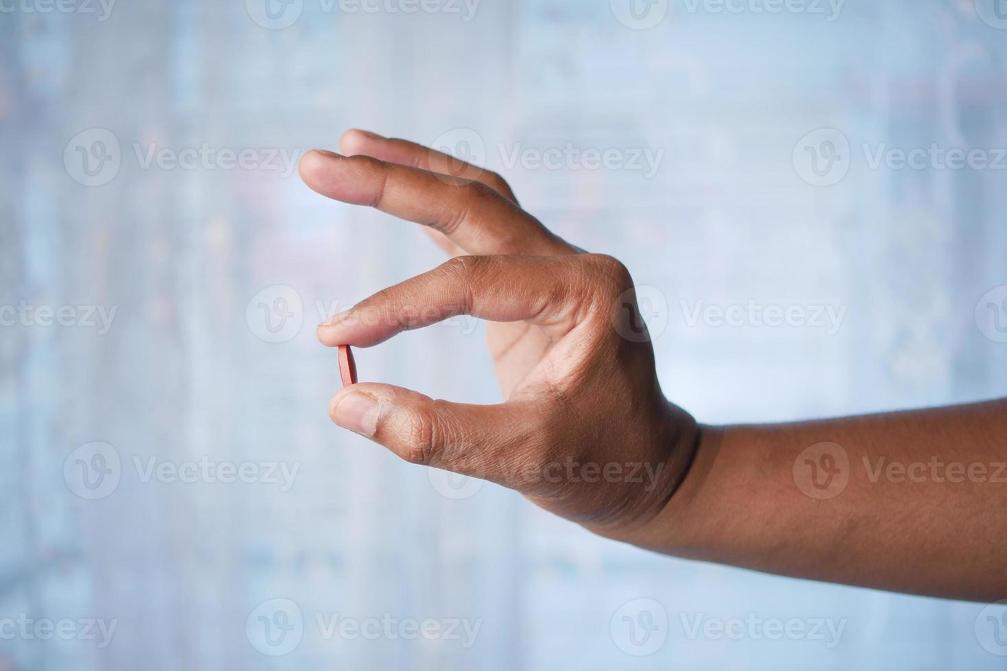 Nahaufnahme der Hand des Mannes, die Pillen mit Kopienraum hält foto