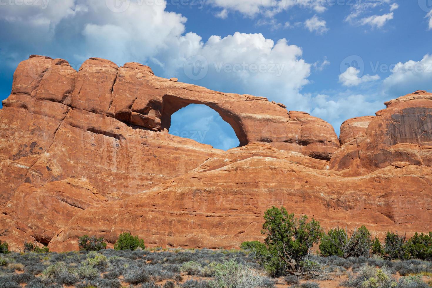 Reisen und Tourismus - Szenen aus den westlichen Vereinigten Staaten. Skyline-Bogen im Arches-Nationalpark, Utah. foto