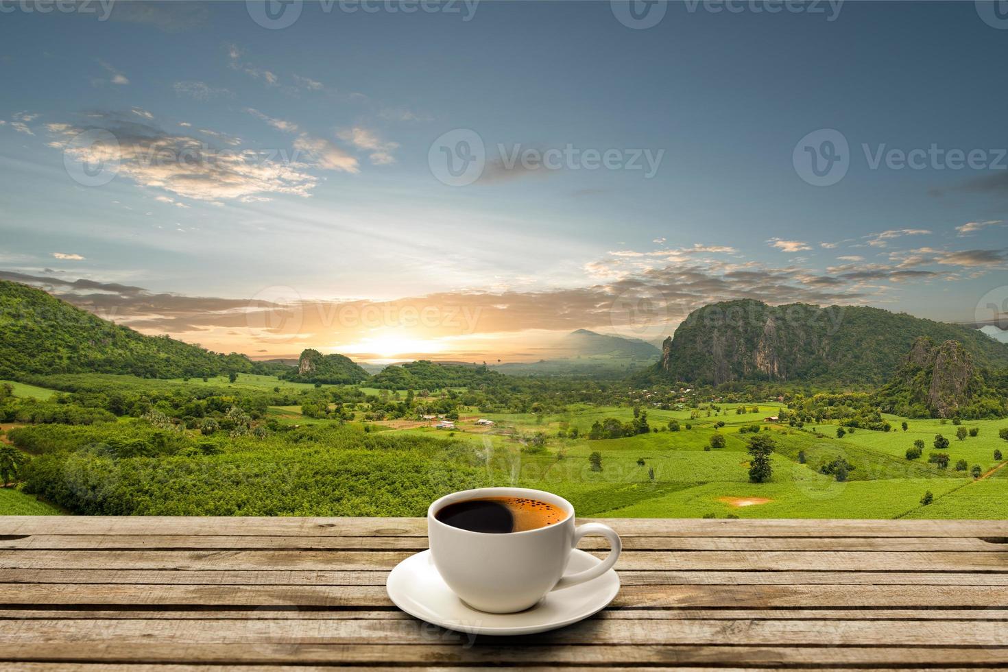 Kaffeetasse auf Holztisch mit blauem Himmel foto