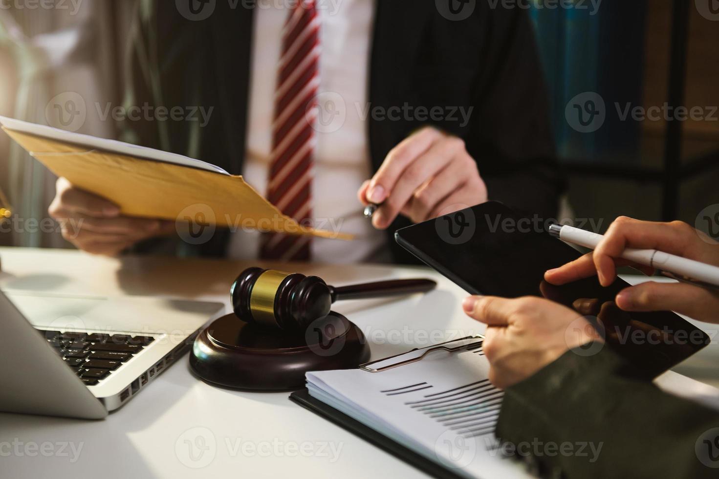 Geschäftsleute und Anwälte, die am Tisch über Vertragspapiere diskutieren. Rechtsbegriffe, Beratung, juristische Dienstleistungen. foto