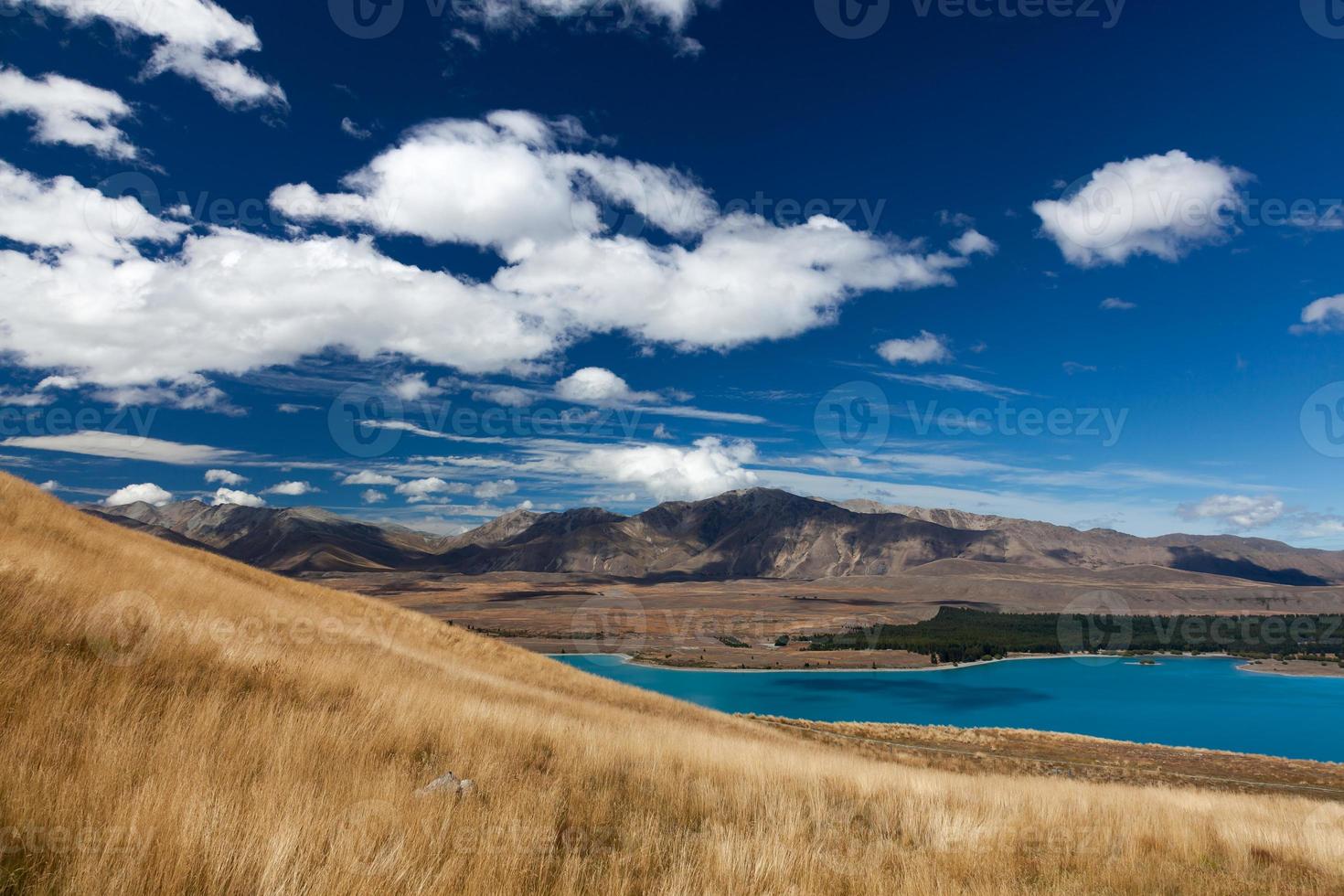 malerische Aussicht auf die Landschaft rund um den Tekapo-See foto