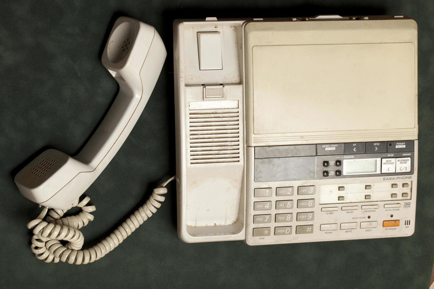 Vintage-Telefon mit Hörer und Anrufbeantworter foto