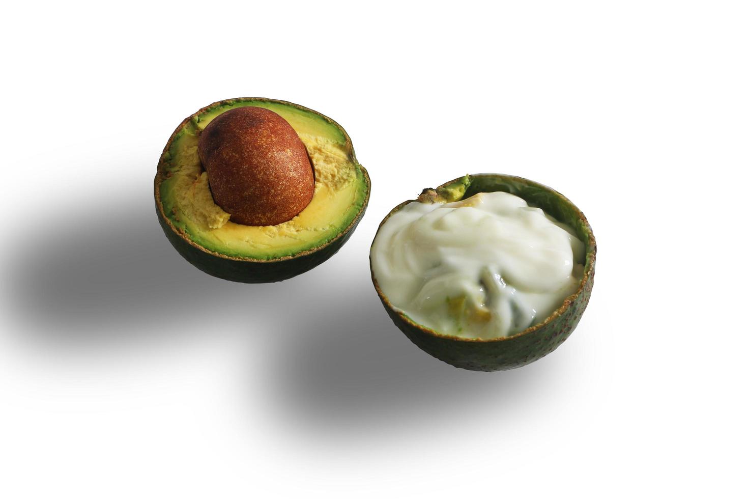 Avocado mit Joghurt isoliert auf weißem Hintergrund mit Beschneidungspfad. foto