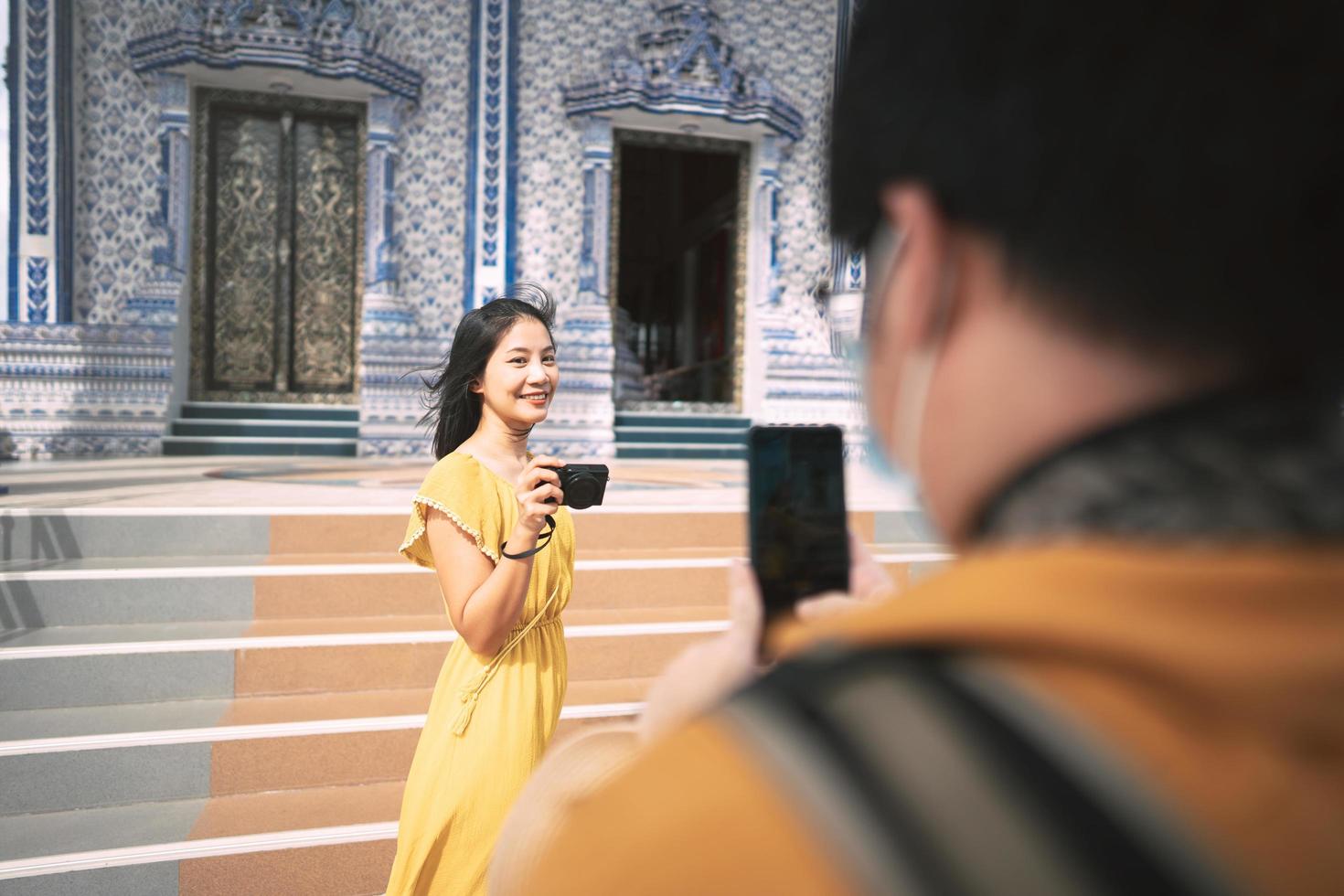 asiatische verheiratete erwachsene reisende liebespaar frau machen foto vom ehemann.