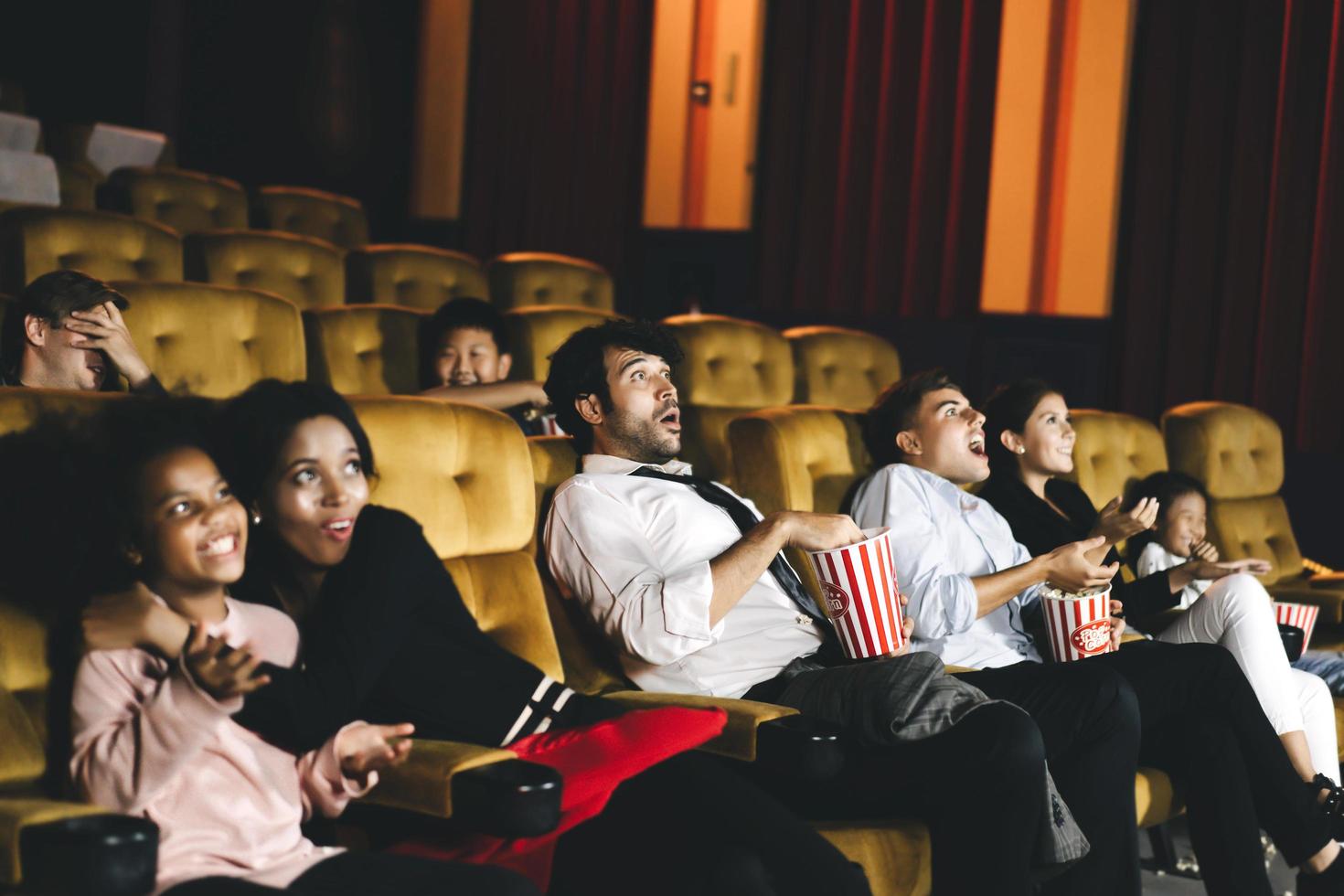 kaukasische männer, die kino im theater sehen und gesichtsausdruck überraschen foto